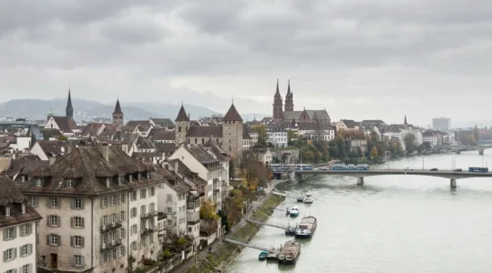 Immobilienpreise Basel Stadtpanorama mit Wohngebäuden am Rhein